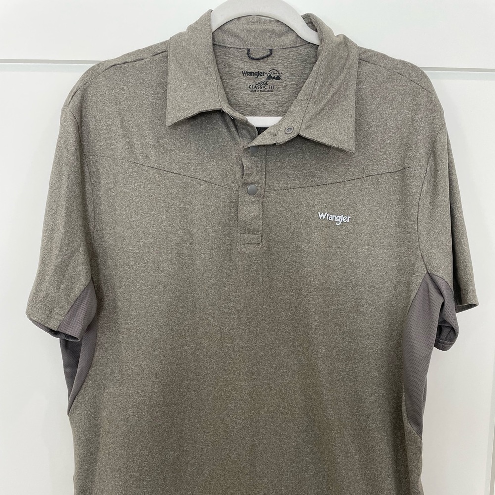 Mens wrangler shirt size L.
